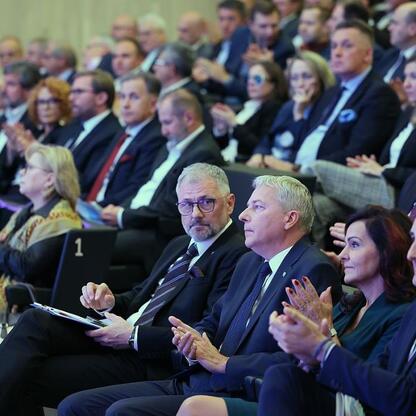 Konferencja w Muzeum Śląskim w Katowicach, gdzie uczestnicy dyskutują o przyszłości regionu w kontekście transformacji energetycznej, społecznej i gospodarczej. (wygenerowano przez AI)