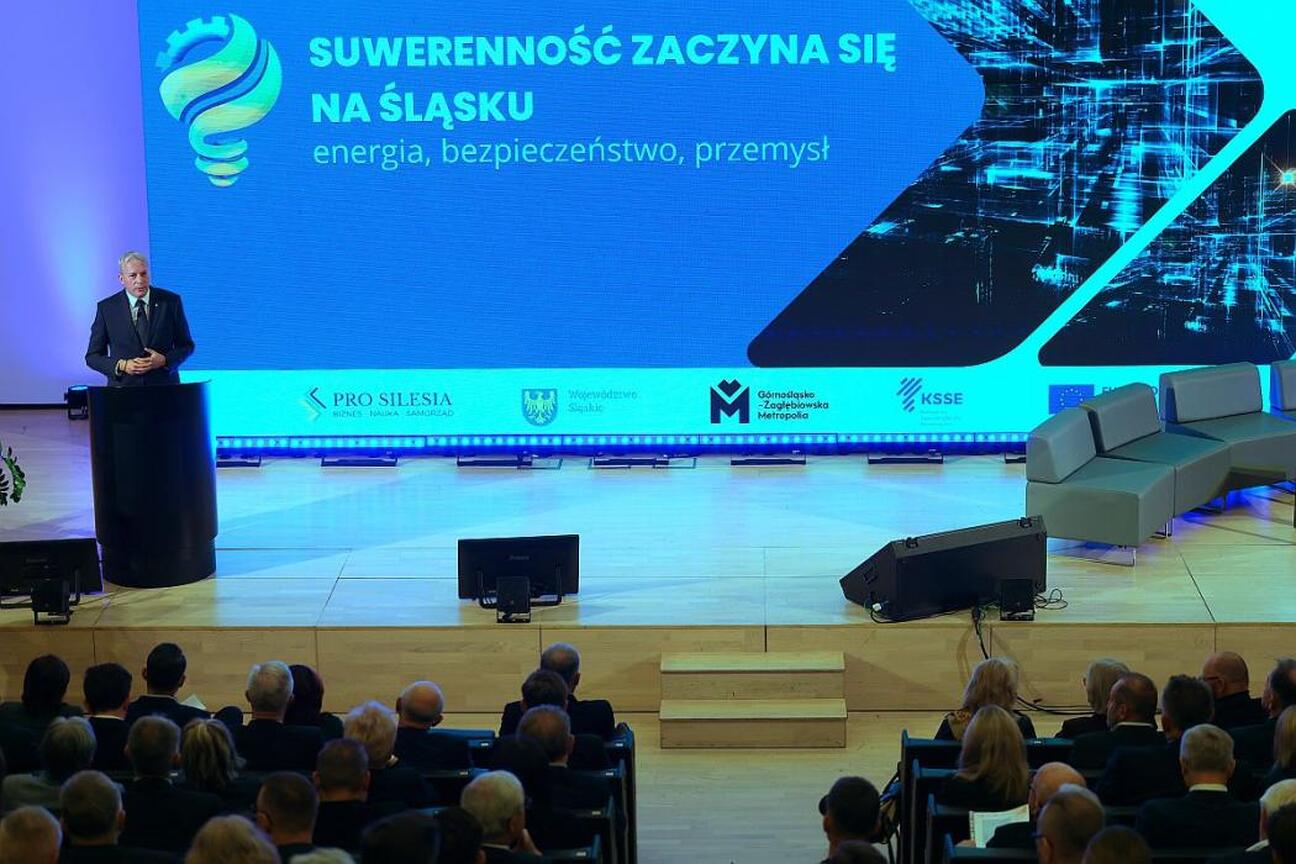 Marszałek Wojciech Saługa przemawia na konferencji o przyszłości Śląska, omawiając transformacje energetyczne, społeczne i gospodarcze. (wygenerowano przez AI)