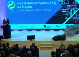 Marszałek Wojciech Saługa przemawia na konferencji o przyszłości Śląska, omawiając transformacje energetyczne, społeczne i gospodarcze. (wygenerowano przez AI)