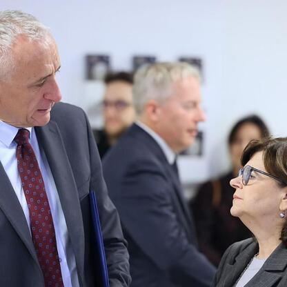 Grupa ekspertów dyskutuje o przyszłości energetyki na Śląsku. (wygenerowano przez AI)