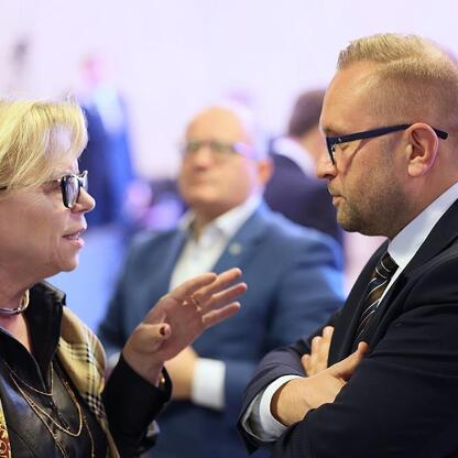 Konferencja na Śląsku: dyskusja o przyszłości regionu w kontekście transformacji energetycznej, społecznej i gospodarczej. (wygenerowano przez AI)