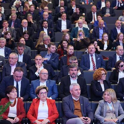 Konferencja w Muzeum Śląskim w Katowicach omawia przyszłość Śląska w kontekście transformacji energetycznej, społecznej i gospodarczej. (wygenerowano przez AI)