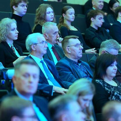 Konferencja w Muzeum Śląskim w Katowicach, dyskusja o przyszłości regionu w kontekście transformacji energetycznej, społecznej i gospodarczej. (wygenerowano przez AI)