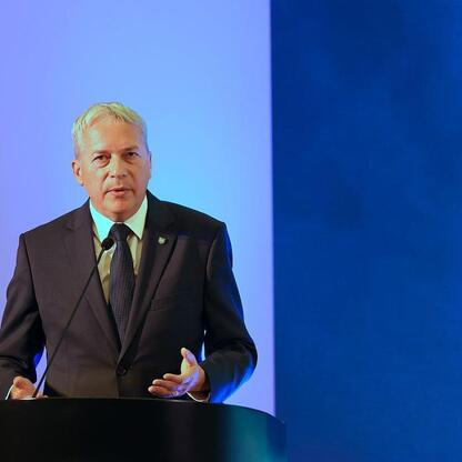Marszałek Wojciech Saługa przemawia na konferencji o przyszłości Śląska, omawiając transformacje energetyczne, społeczne i gospodarcze. (wygenerowano przez AI)