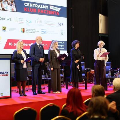 III edycja Centralnego Klubu Pacjenta na Stadionie Śląskim, edukacja zdrowotna i integracja międzypokoleniowa. (wygenerowano przez AI)