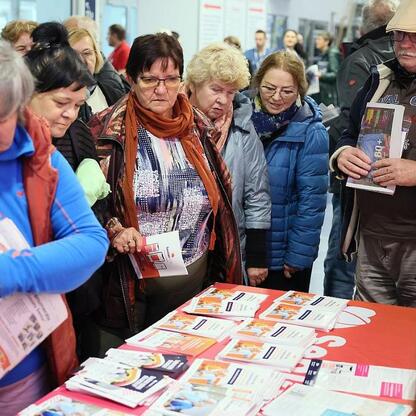 III edycja Centralnego Klubu Pacjenta na Stadionie Śląskim, edukacja zdrowotna i integracja międzypokoleniowa. (wygenerowano przez AI)