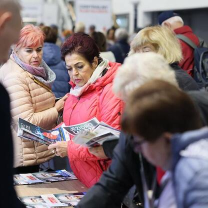 III edycja Centralnego Klubu Pacjenta na Stadionie Śląskim, edukacja zdrowotna i integracja międzypokoleniowa. (wygenerowano przez AI)