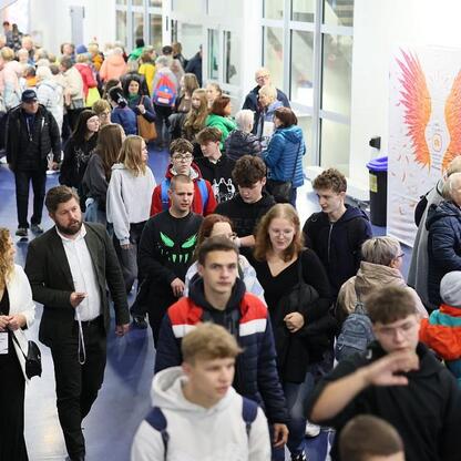 Zdjęcie przedstawia III edycję Centralnego Klubu Pacjenta na Stadionie Śląskim, skupiającą się na profilaktyce zdrowotnej i edukacji. (wygenerowano przez AI)