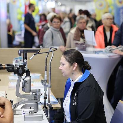 III edycja Centralnego Klubu Pacjenta na Stadionie Śląskim, edukacja zdrowotna i integracja międzypokoleniowa. (wygenerowano przez AI)