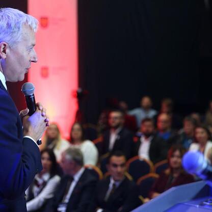 Marszałek Wojciech Saługa prowadzi spotkanie w III edycji Centralnego Klubu Pacjenta na Stadionie Śląskim. (wygenerowano przez AI)