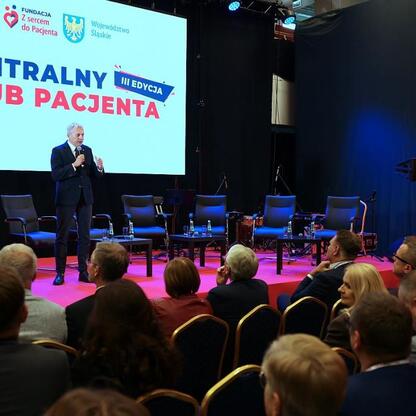 Marszałek Wojciech Saługa przemawia na III edycji Centralnego Klubu Pacjenta w Stadionie Śląskim. (wygenerowano przez AI)