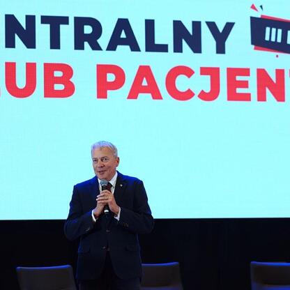 Wojciech Saługa, Marszałek Województwa Śląskiego, uczestniczy w III edycji Centralnego Klubu Pacjenta na Stadionie Śląskim, promując profilaktykę zdrowotną i edukację. (wygenerowano przez AI)