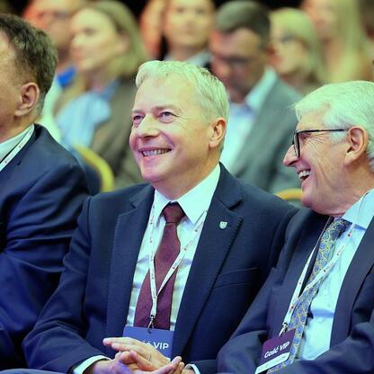 Wojciech Saługa, Marszałek Województwa Śląskiego, w trakcie III edycji Centralnego Klubu Pacjenta na Stadionie Śląskim. (wygenerowano przez AI)