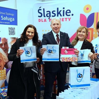 Grupa seniorów z Silesia. Marszałek Wojciech Saługa otwiera III edycję Centralnego Klubu Pacjenta. (wygenerowano przez AI)