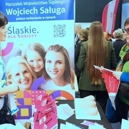 III edycja Centralnego Klubu Pacjenta na Stadionie Śląskim, edukacja zdrowotna i integracja międzypokoleniowa. (wygenerowano przez AI)