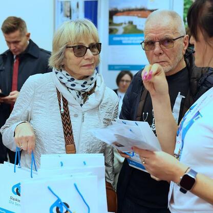 III edycja Centralnego Klubu Pacjenta na Stadionie Śląskim, edukacja zdrowotna i integracja międzypokoleniowa. (wygenerowano przez AI)