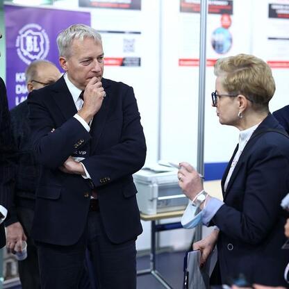 Wojciech Saługa, Marszałek Województwa Śląskiego, otwiera III edycję Centralnego Klubu Pacjenta na Stadionie Śląskim. (wygenerowano przez AI)