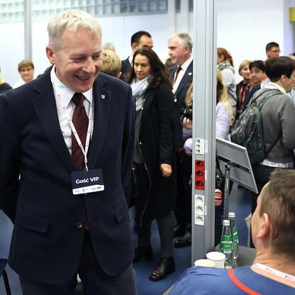 Wojciech Saługa, Marszałek Województwa Śląskiego, uczestniczy w III edycji Centralnego Klubu Pacjenta na Stadionie Śląskim. (wygenerowano przez AI)