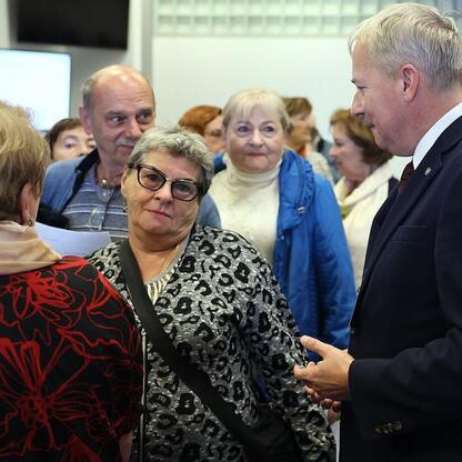 Wojciech Saługa, Marszałek Województwa Śląskiego, uczestniczy w III edycji Centralnego Klubu Pacjenta na Stadionie Śląskim, promując zdrowy styl życia i profilaktykę zdrowotną. (wygenerowano przez AI)