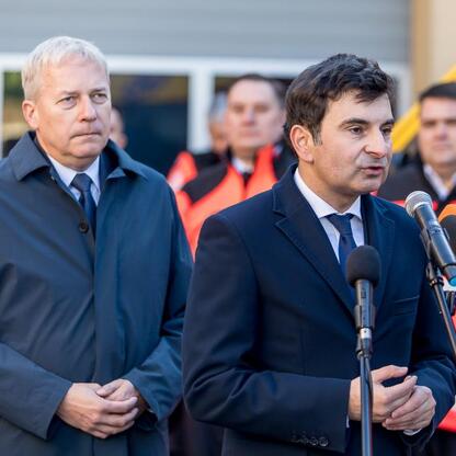 Marszałek Wojciech Saługa przemawia podczas uroczystości modernizacji floty ambulansów w Katowicach i Sosnowcu. (wygenerowano przez AI)