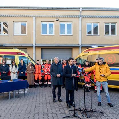 Wojciech Saługa, Marszałek Województwa Śląskiego, podczas uroczystości prezentacji nowych ambulansów dla Wojewódzkiego i Rejonowego Pogotowia Ratunkowego. (wygenerowano przez AI)
