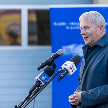 Marszałek Wojciech Saługa przemawia na uroczystości o modernizacji floty ambulansów. (wygenerowano przez AI)