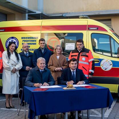 Wojciech Saługa, Marszałek Województwa Śląskiego, podpisuje umowę na nowe ambulanse dla Wojewódzkiego i Rejonowego Pogotowia Ratunkowego. (wygenerowano przez AI)