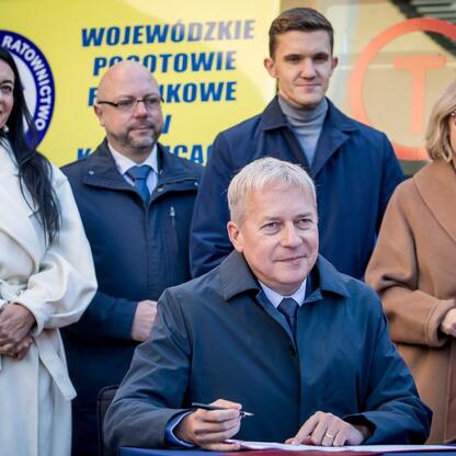 Wojciech Saługa, Marszałek Województwa Śląskiego, podpisuje umowę na zakup ambulansów dla Wojewódzkiego Pogotowia Ratunkowego. (wygenerowano przez AI)