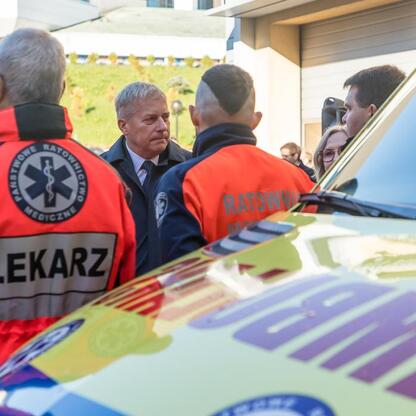 Wojciech Saługa, Marszałek Województwa Śląskiego, wraz z oficjelami i ratownikami medycznymi podczas ceremonii dostawy nowych ambulansów. (wygenerowano przez AI)
