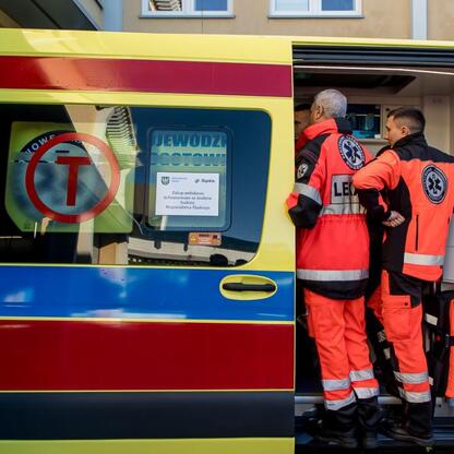 Paramedici organizują sprzęt w nowoczesnym ambulancie JEWÓDZKI POGOTOWIE RATUNKOWE. (wygenerowano przez AI)