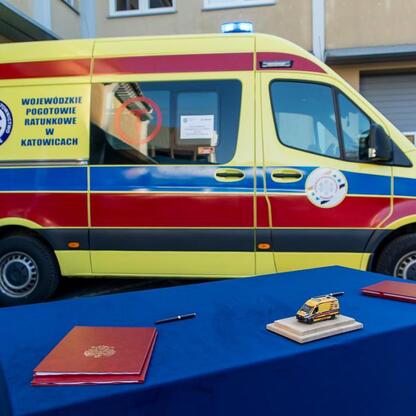 Nowoczesne ambulanse Wojewódzkiego Pogotowia Ratunkowego w Katowicach, uroczyste podpisanie umowy o zakup, Silesia. (wygenerowano przez AI)