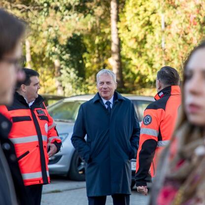Wojciech Saługa, Marszałek Województwa Śląskiego, podczas uroczystości podpisania umowy na nowe ambulansy. (wygenerowano przez AI)