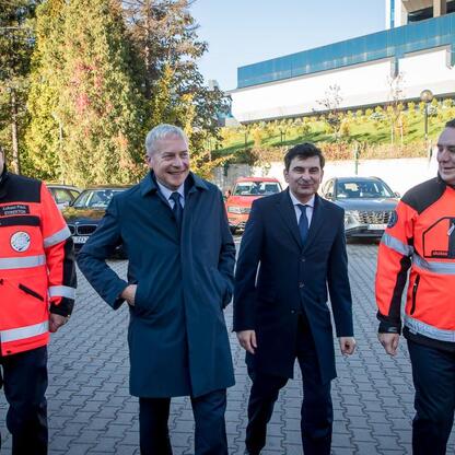 Marszałek Wojciech Saługa, wraz z dyrektorami i marszałkiem województwa, podpisuje umowę na nowe ambulansy dla Wojewódzkiego i Rejonowego Pogotowia Ratunkowego. (wygenerowano przez AI)