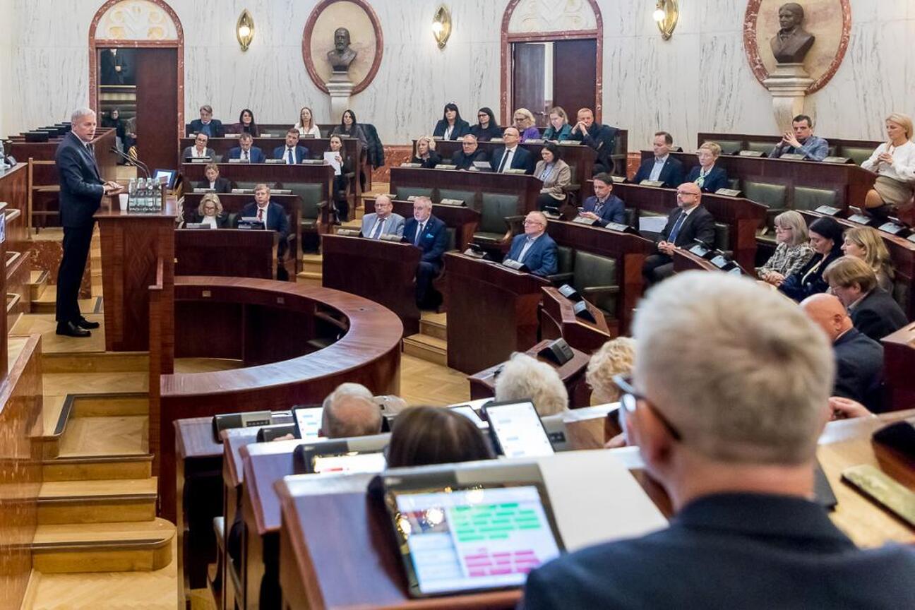 Wojciech Saługa, Marszałek Województwa Śląskiego, przemawia na sesji Sejmiku Województwa Śląskiego. (wygenerowano przez AI)