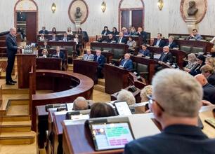 Wojciech Saługa, Marszałek Województwa Śląskiego, przemawia na sesji Sejmiku Województwa Śląskiego. (wygenerowano przez AI)