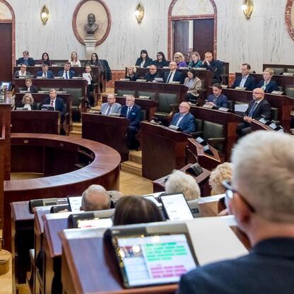Wizytacja Sejmiku Województwa Śląskiego, gdzie radni omawiają finansowe i infrastrukturalne projekty dla regionu. (wygenerowano przez AI)