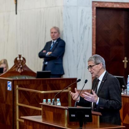 W trakcie sesji Sejmiku Województwa Śląskiego wicemarszałek Grzegorz Boski przemawia, podczas gdy radni i goście uważnie słuchają. (wygenerowano przez AI)