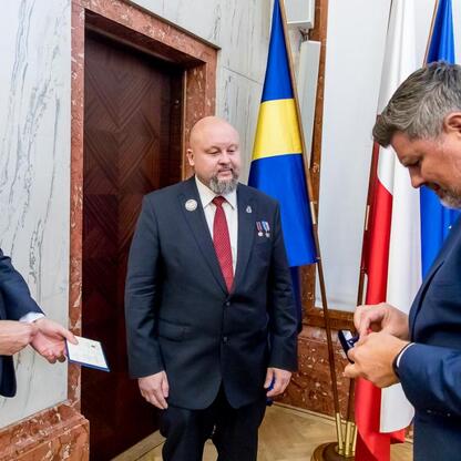 Grzegorz Kamiński otrzymuje Złotą Honorową Odznakę za Zasługi dla Województwa Śląskiego. (wygenerowano przez AI)