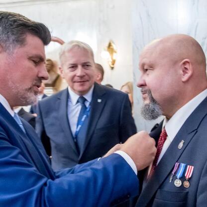 Grzegorz Kamiński otrzymuje Złotą Honorową Odznakę za Zasługi dla Województwa Śląskiego. (wygenerowano przez AI)