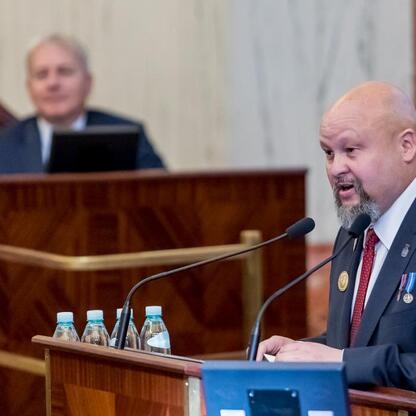 Wizytacja Sejmiku Województwa Śląskiego, gdzie radni omawiają finanse i infrastrukturę regionu. (wygenerowano przez AI)