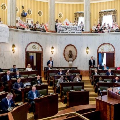 Sesja Sejmiku Województwa Śląskiego, dyskusje finansowe i infrastrukturalne. (wygenerowano przez AI)