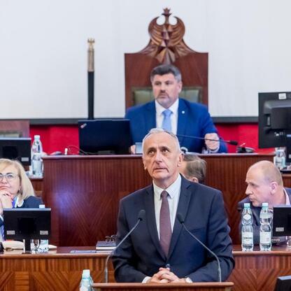 Wizytacja Sejmiku Województwa Śląskiego, uroczyste wręczenie Złotej Odznaki za Zasługi dla Grzegorza Kamińskiego. (wygenerowano przez AI)