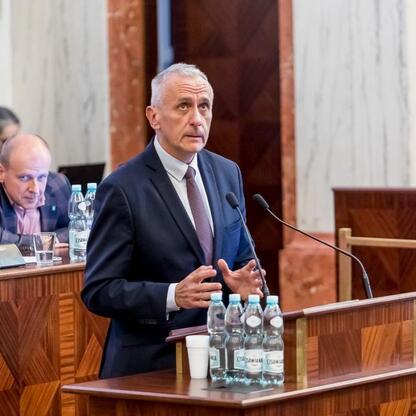 Wicemarszałek Leszek Pietraszek przemawia na sesji Sejmiku Województwa Śląskiego, omawiając projekty finansowe i infrastrukturalne. (wygenerowano przez AI)