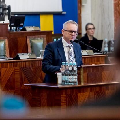 Formalna sesja Sejmiku Województwa Śląskiego, gdzie radni omawiają projekty i finansowanie lokalnych inwestycji. (wygenerowano przez AI)