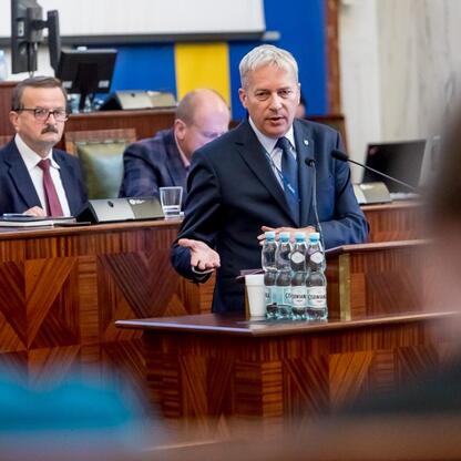 Wojciech Saługa, Marszałek Województwa Śląskiego, przemawia na sesji Sejmiku Województwa Śląskiego. (wygenerowano przez AI)