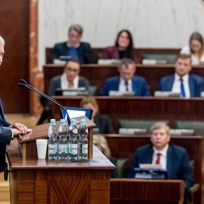 Wojciech Saługa, Marszałek Województwa Śląskiego, przemawia na sesji Sejmiku Województwa Śląskiego. (wygenerowano przez AI)