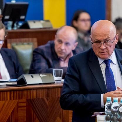 Formalna sesja Sejmiku Województwa Śląskiego z udziałem historyka Grzegorza Kamińskiego. (wygenerowano przez AI)