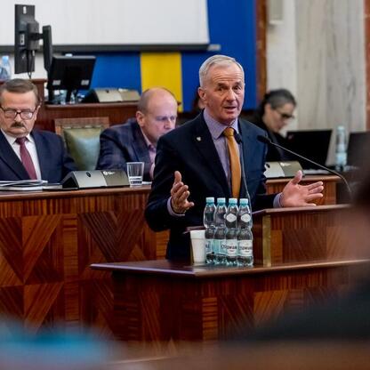 W Silesia Sejmiku obradował Grzegorz Kamiński, uhonorowany Złotą Odznaką za Zasługi dla Województwa Śląskiego. (wygenerowano przez AI)