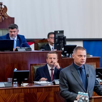 Członek Zarządu Województwa Rafał Adamczyk prowadzi sesję Sejmiku Województwa Śląskiego. (wygenerowano przez AI)