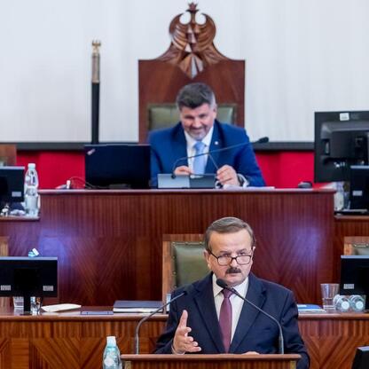 Sesja Sejmiku Województwa Śląskiego z 2023 roku, gdzie uhonorowano Grzegorza Kamińskiego i omówiono projekty infrastrukturalne. (wygenerowano przez AI)